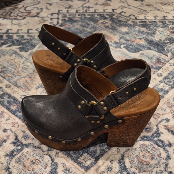 Kork-Ease Shoes - 7/7.5 Kork-Ease Carmella Platform Clog Heels in Dark Gray Leather & Brown Wood